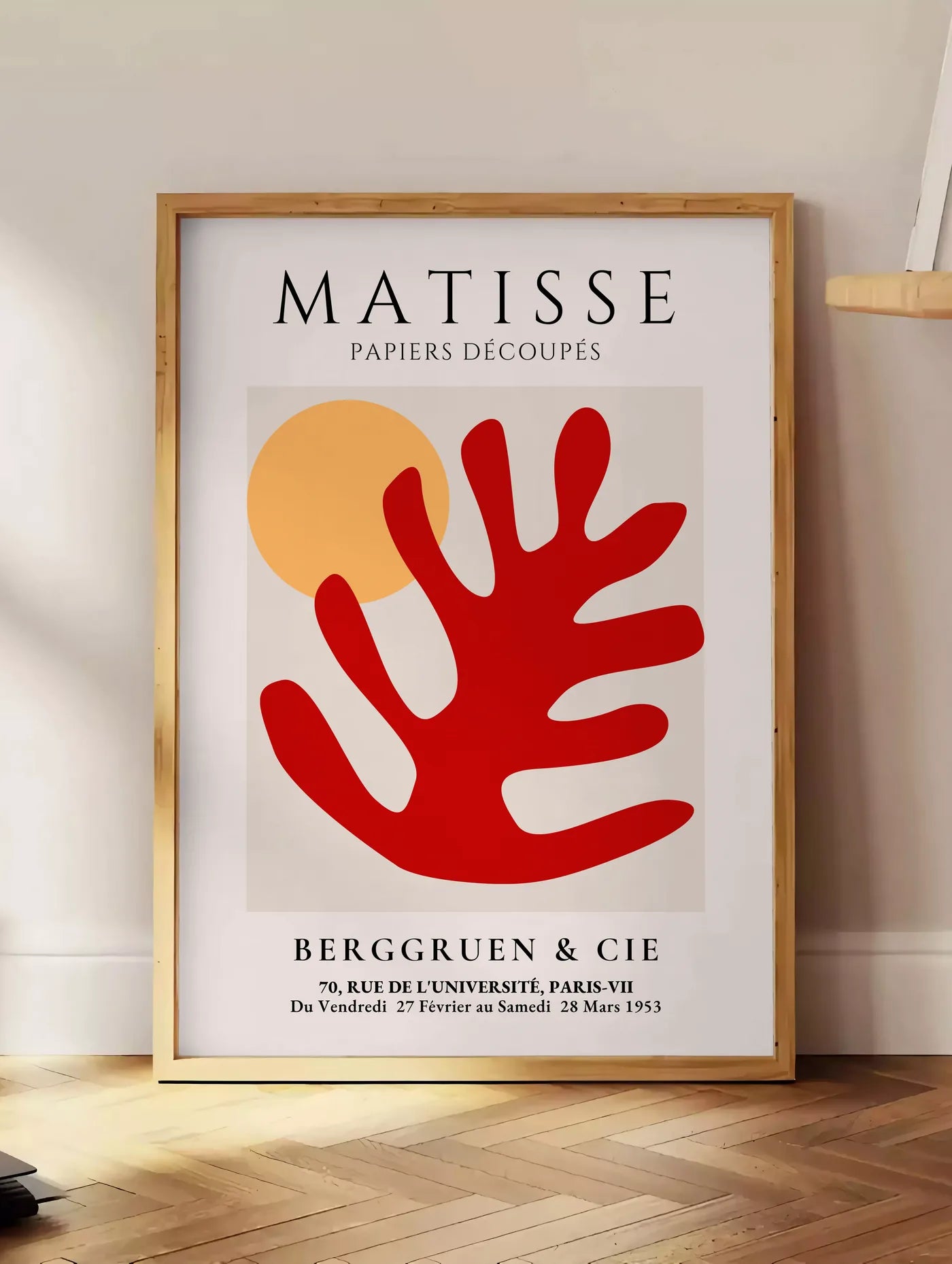 Affiche Feuille Corail Rouge et Soleil Papiers Decoupes — Henri Matisse — mise en situation dans un intérieur lumineux