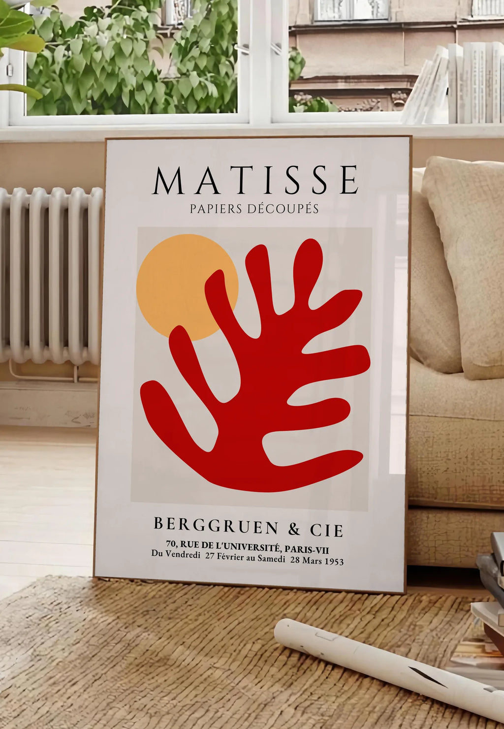 Affiche Feuille Corail Rouge et Soleil Papiers Decoupes — Henri Matisse — mise en situation dans un salon
