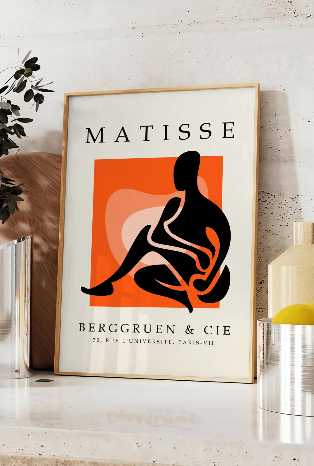 Affiche Figure Noire sur Orange Papiers Decoupes — Henri Matisse — mise en situation dans une cuisine