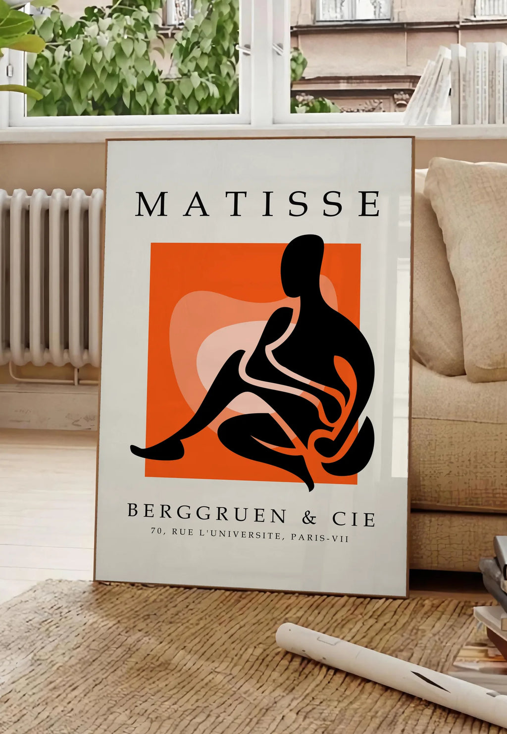 Affiche Figure Noire sur Orange Papiers Decoupes — Henri Matisse — mise en situation dans un salon