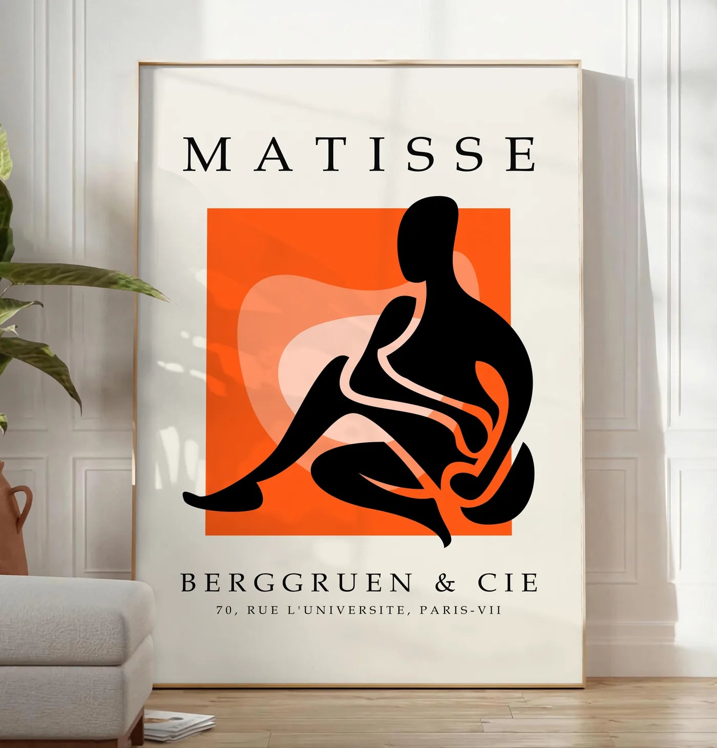 Affiche Figure Noire sur Orange Papiers Decoupes — Henri Matisse — mise en situation dans un salon contemporain
