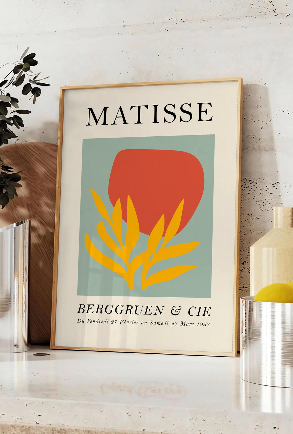 Affiche Forme Rouge et Feuille Jaune Papiers Decoupes — Henri Matisse — mise en situation dans une cuisine