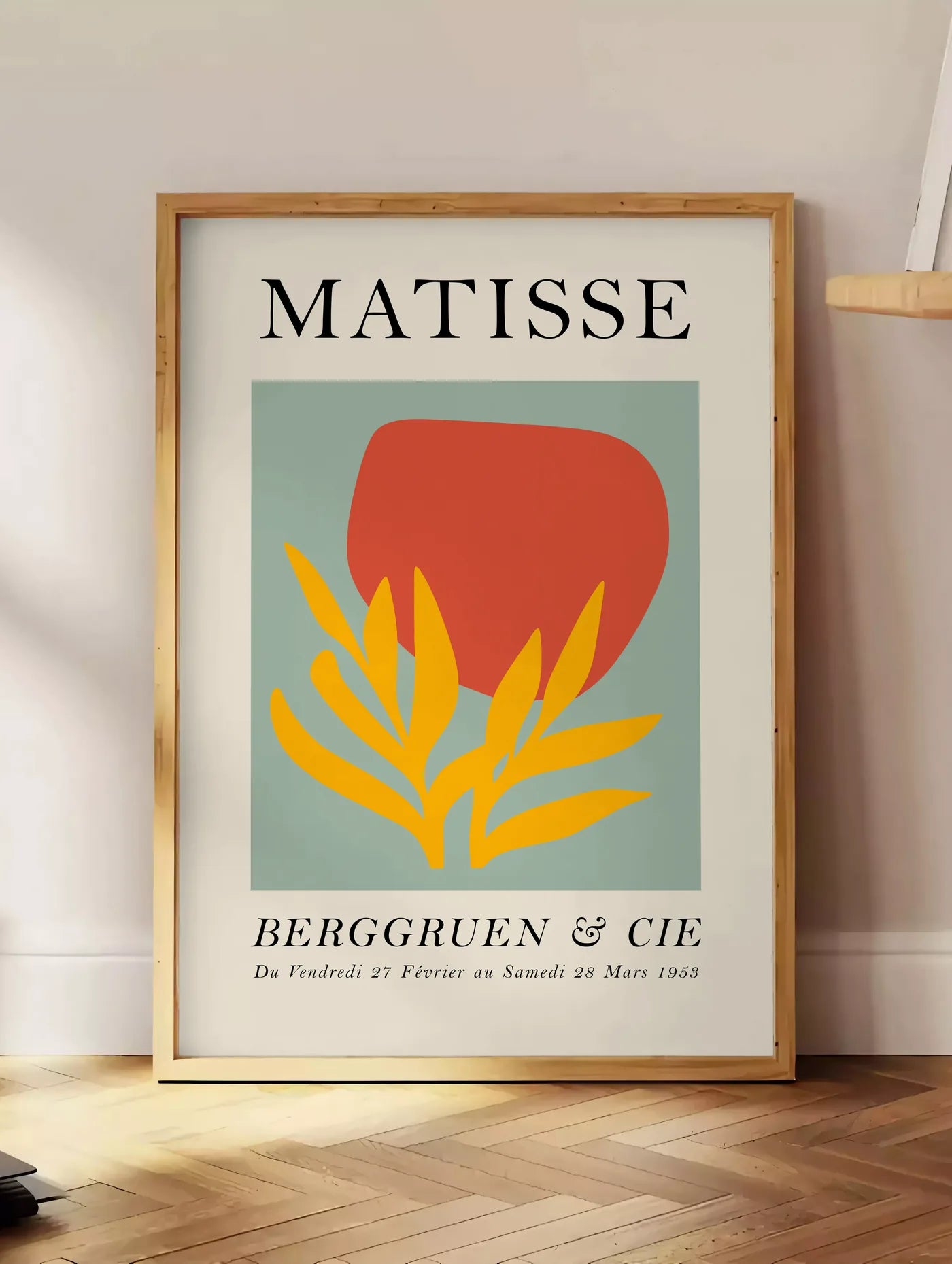 Affiche Forme Rouge et Feuille Jaune Papiers Decoupes — Henri Matisse — mise en situation dans un intérieur lumineux