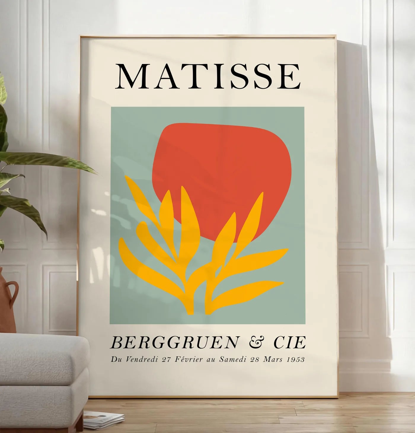 Affiche Forme Rouge et Feuille Jaune Papiers Decoupes — Henri Matisse — mise en situation dans un salon contemporain