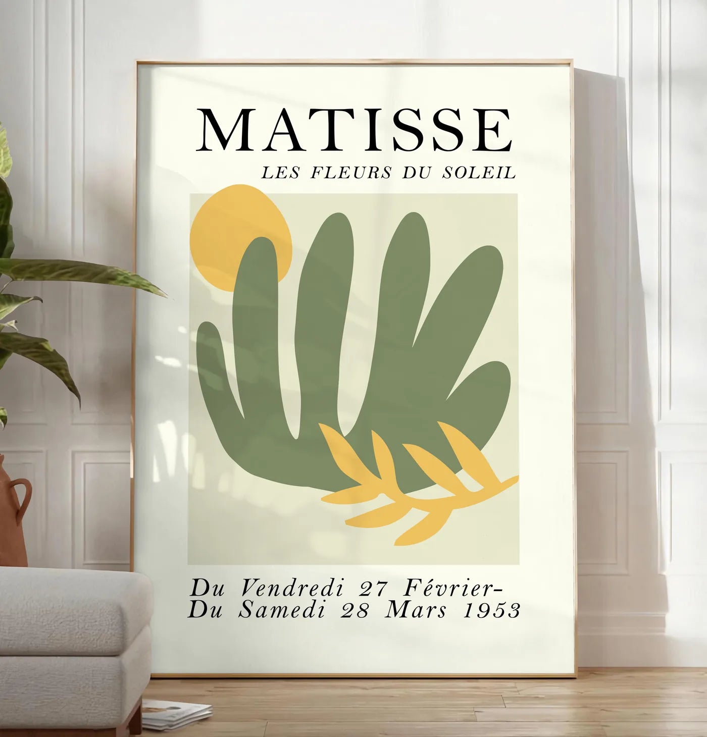 Affiche Les Fleurs du Soleil Papiers Decoupes — Henri Matisse — mise en situation dans un salon contemporain