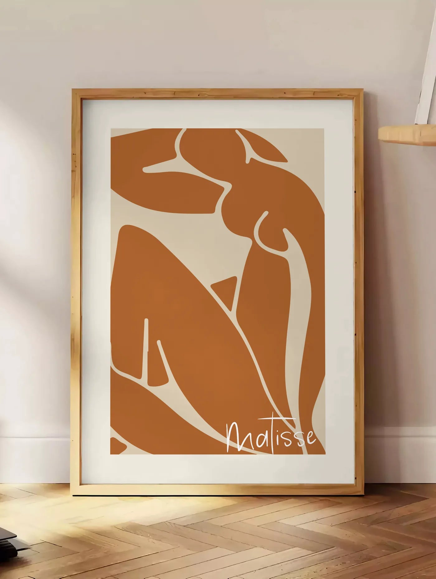Affiche Nu Assis Terracotta Papiers Decoupes, Trait — Henri Matisse — mise en situation dans un intérieur lumineux
