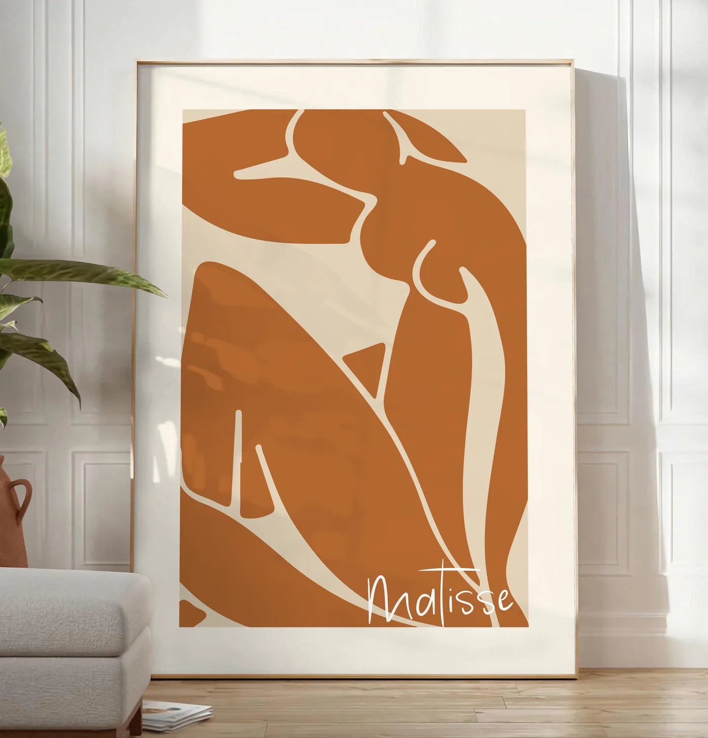 Affiche Nu Assis Terracotta Papiers Decoupes, Trait — Henri Matisse — mise en situation dans un salon contemporain