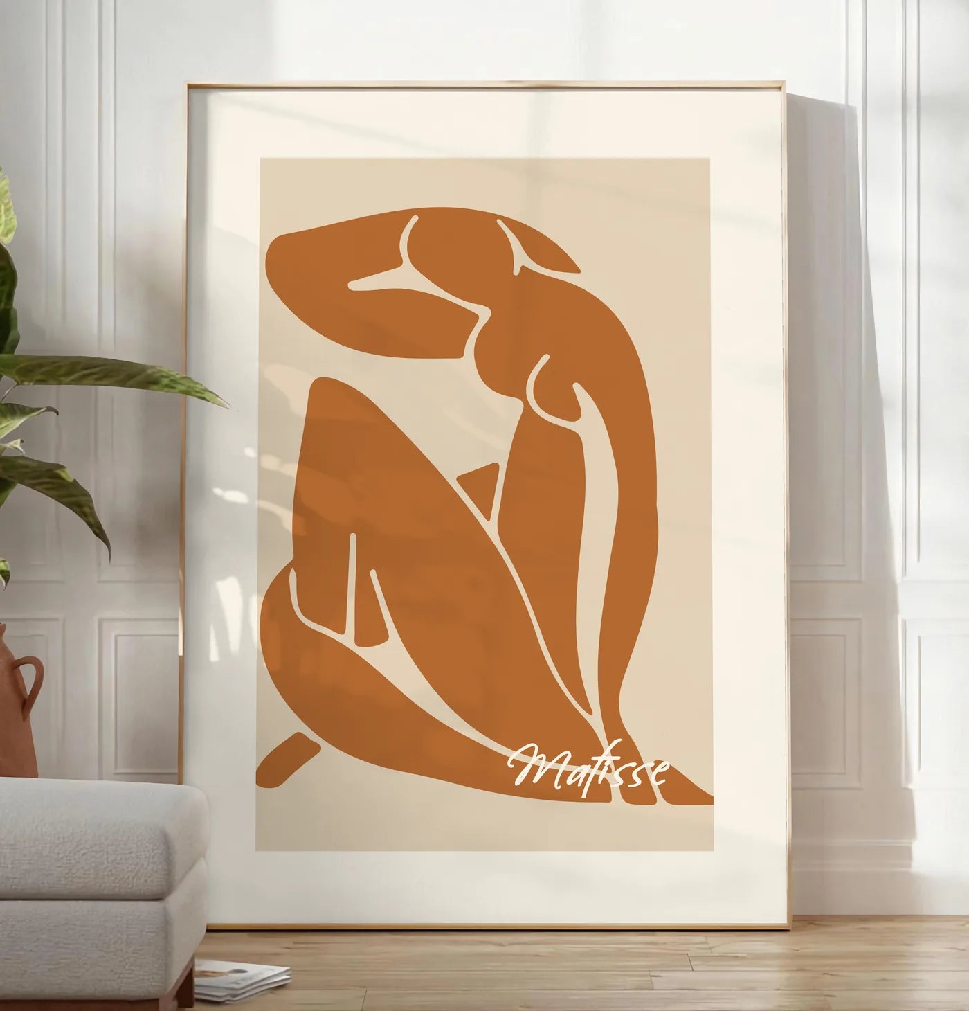 Affiche Nu Assis Terracotta Papiers Decoupes, Aplat — Henri Matisse — mise en situation dans un salon contemporain