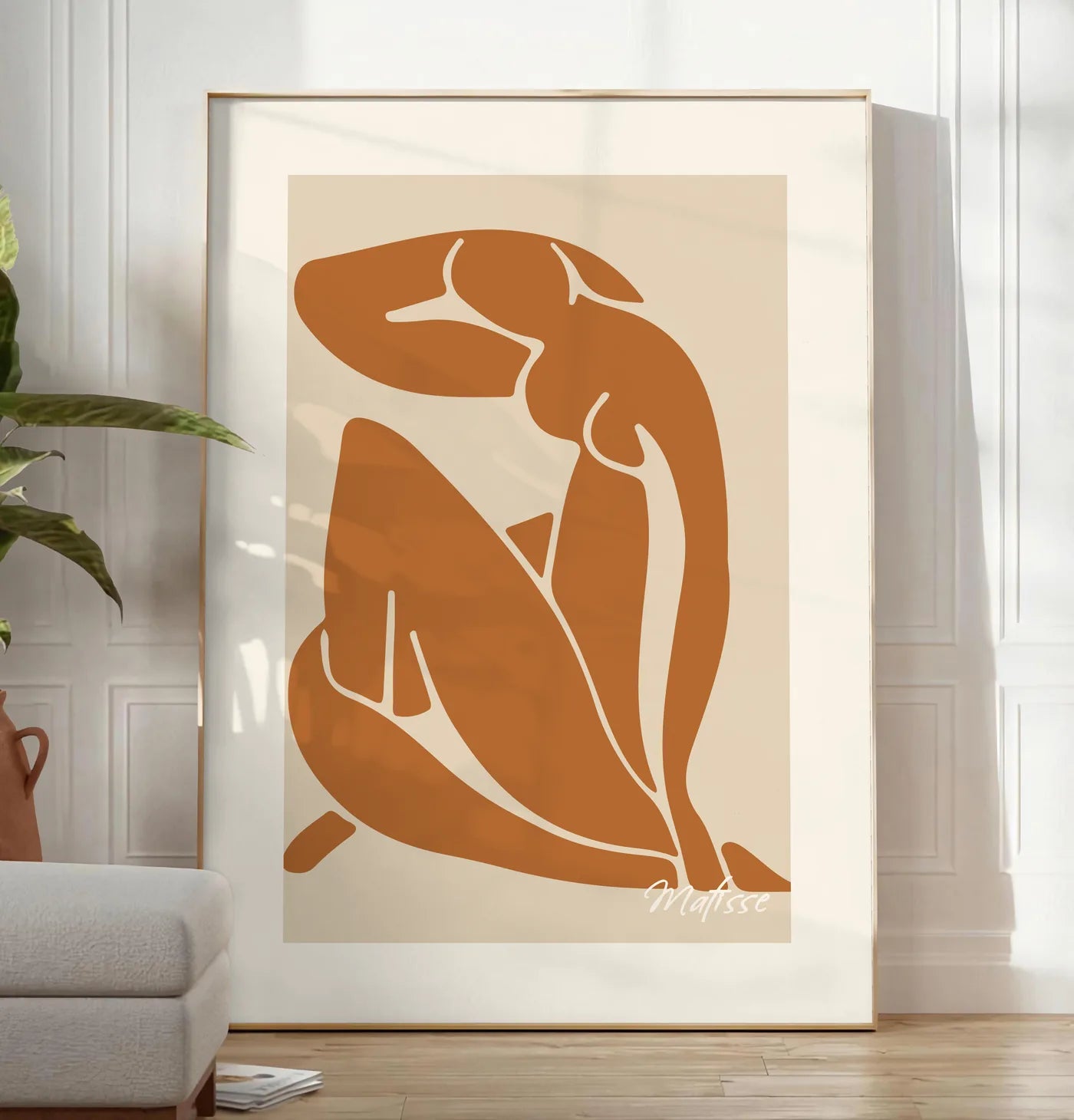 Affiche Nu Bleu II Decoupes Gouache — Henri Matisse — mise en situation dans un salon contemporain