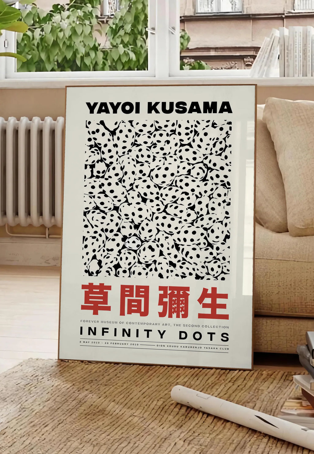 Affiche Pois Infinis Noir et Blanc Art Japonais — Yayoi Kusama — mise en situation dans un salon