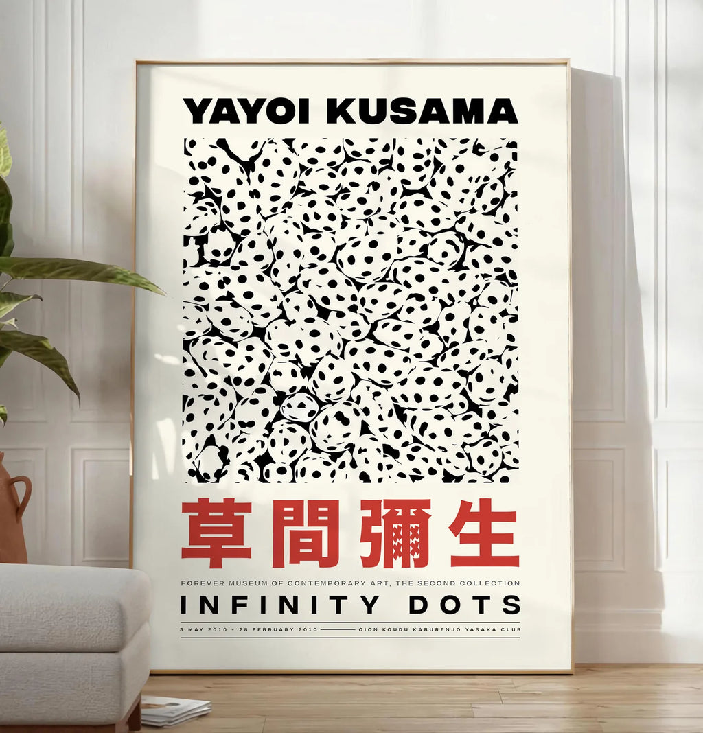 Affiche Pois Infinis Noir et Blanc Art Japonais — Yayoi Kusama — mise en situation dans un salon contemporain