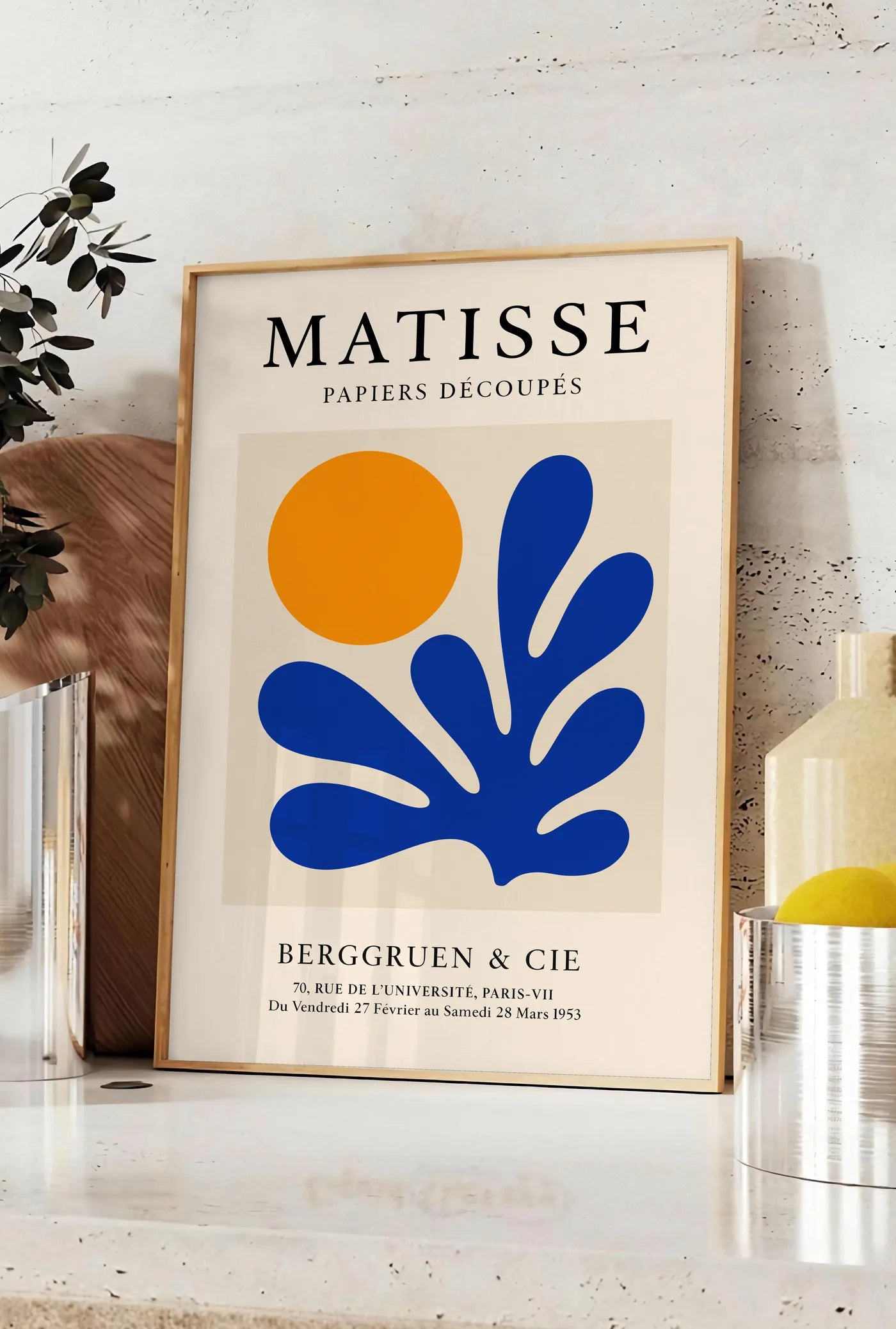 Affiche Soleil Orange et Corail Bleu Papiers Decoupes — Henri Matisse — mise en situation dans une cuisine
