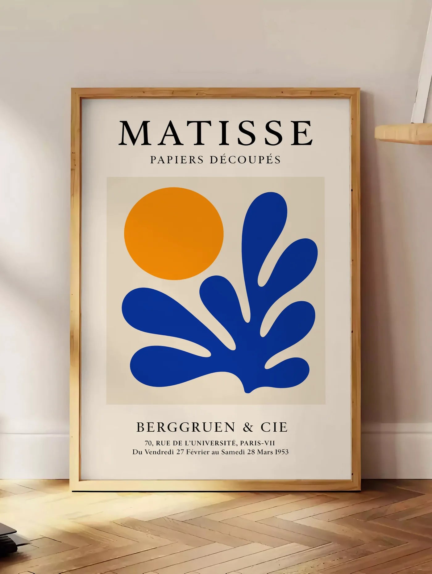 Affiche Soleil Orange et Corail Bleu Papiers Decoupes — Henri Matisse — mise en situation dans un intérieur lumineux