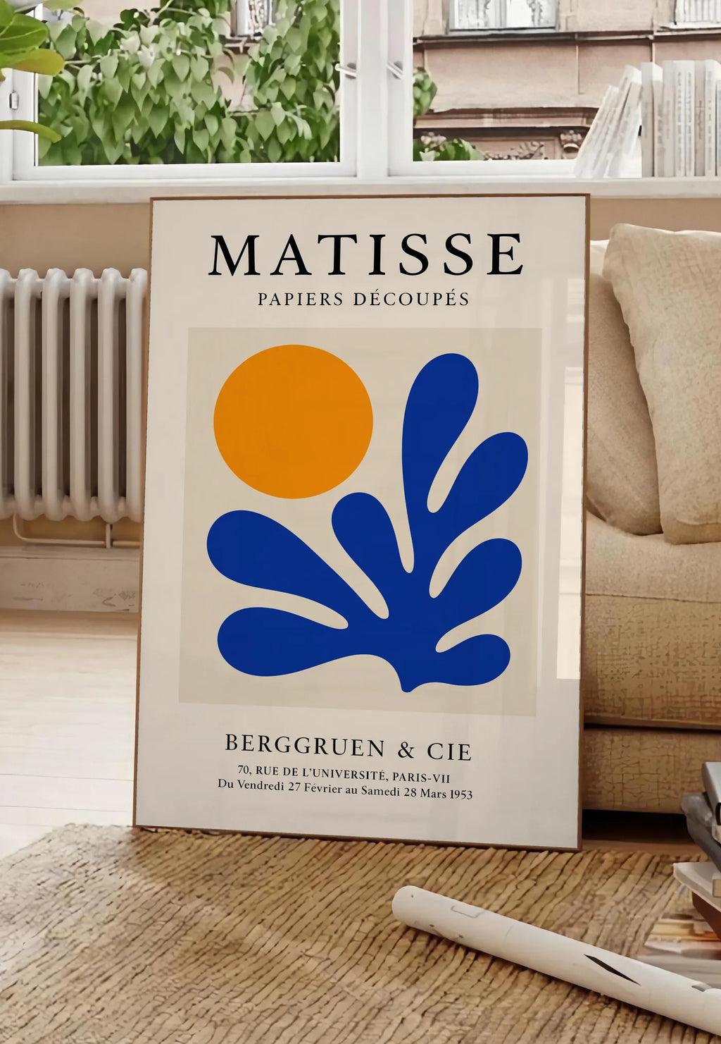 Affiche Soleil Orange et Corail Bleu Papiers Decoupes — Henri Matisse — mise en situation dans un salon