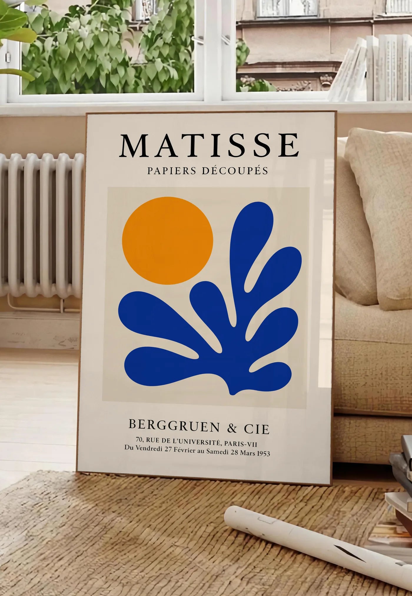 Affiche Soleil Orange et Corail Bleu Papiers Decoupes — Henri Matisse — mise en situation dans un salon