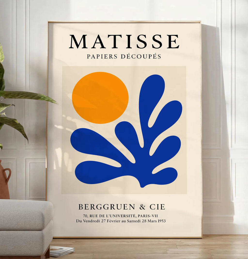 Affiche Soleil Orange et Corail Bleu Papiers Decoupes — Henri Matisse — mise en situation dans un salon contemporain