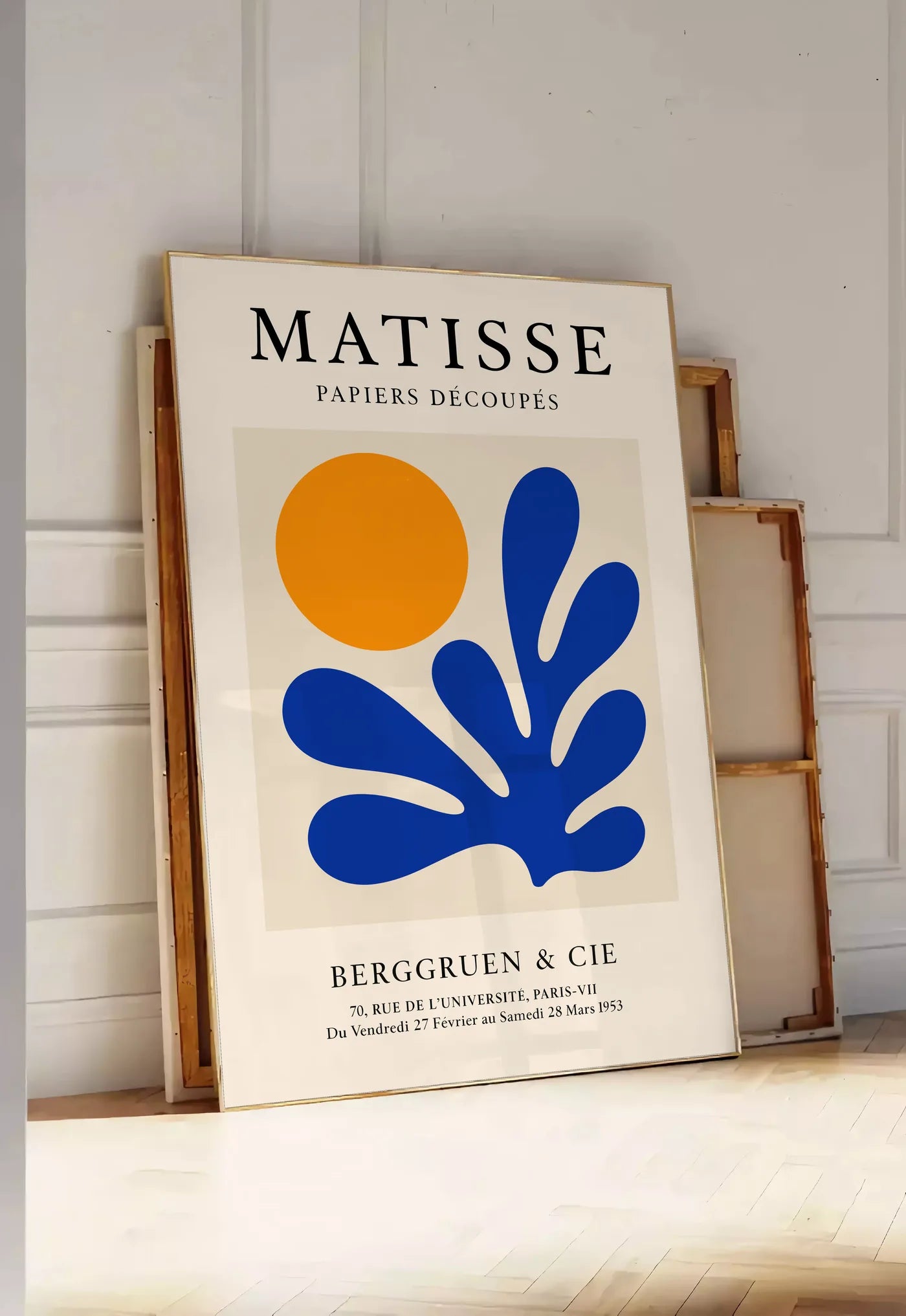 Affiche Soleil Orange et Corail Bleu Papiers Decoupes — Henri Matisse — mise en situation dans une entrée