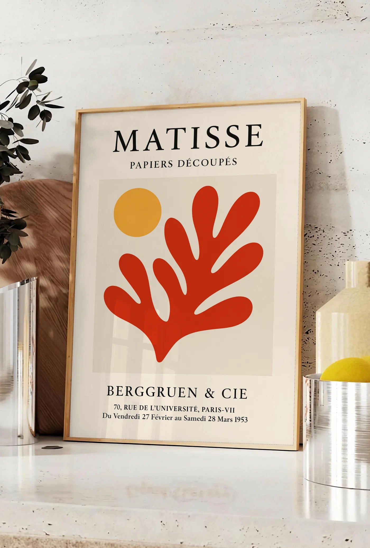 Affiche Soleil Orange et Corail Rouge Papiers Decoupes — Henri Matisse — mise en situation dans une cuisine