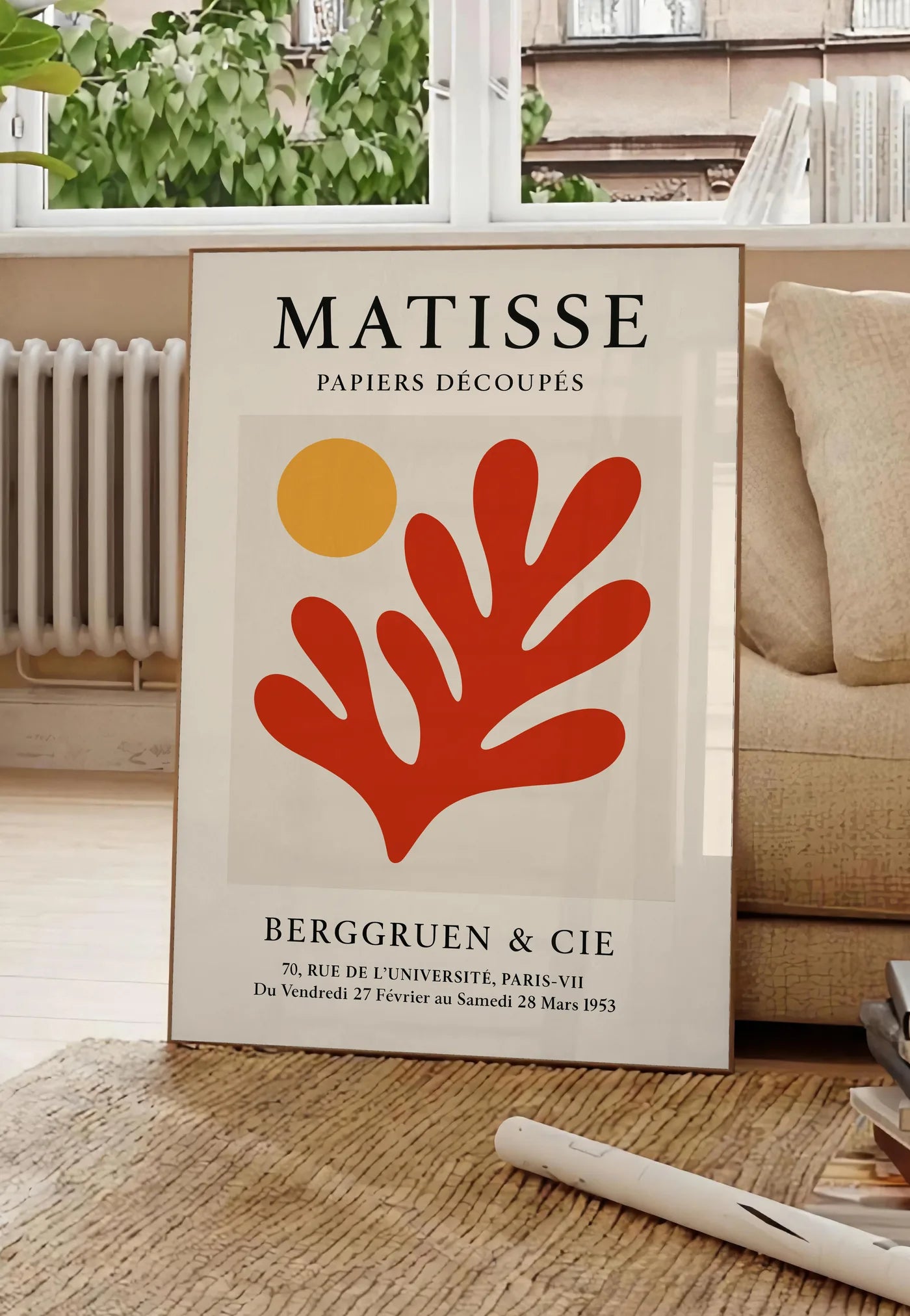 Affiche Soleil Orange et Corail Rouge Papiers Decoupes — Henri Matisse — mise en situation dans un salon