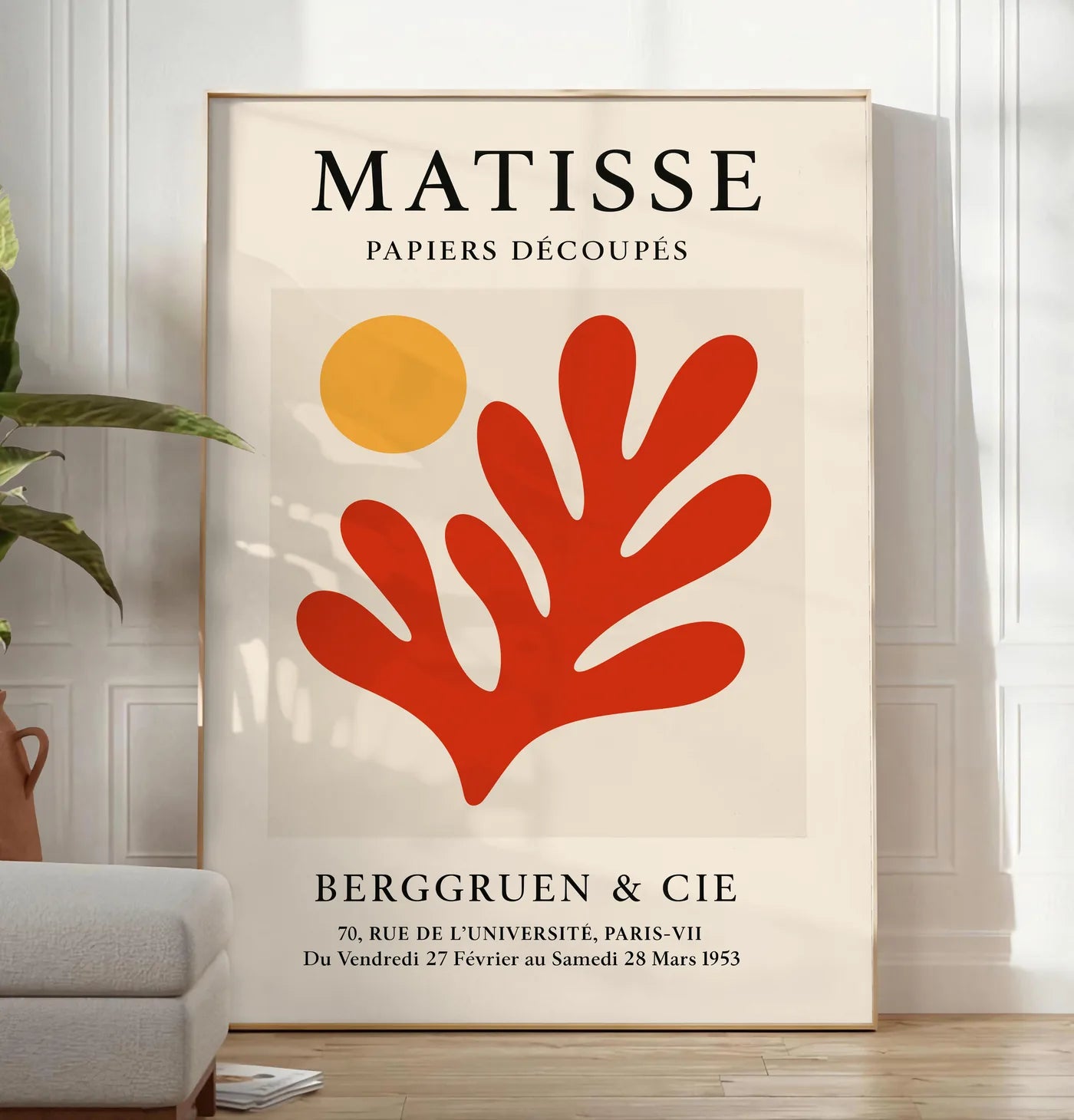 Affiche Soleil Orange et Corail Rouge Papiers Decoupes — Henri Matisse — mise en situation dans un salon contemporain