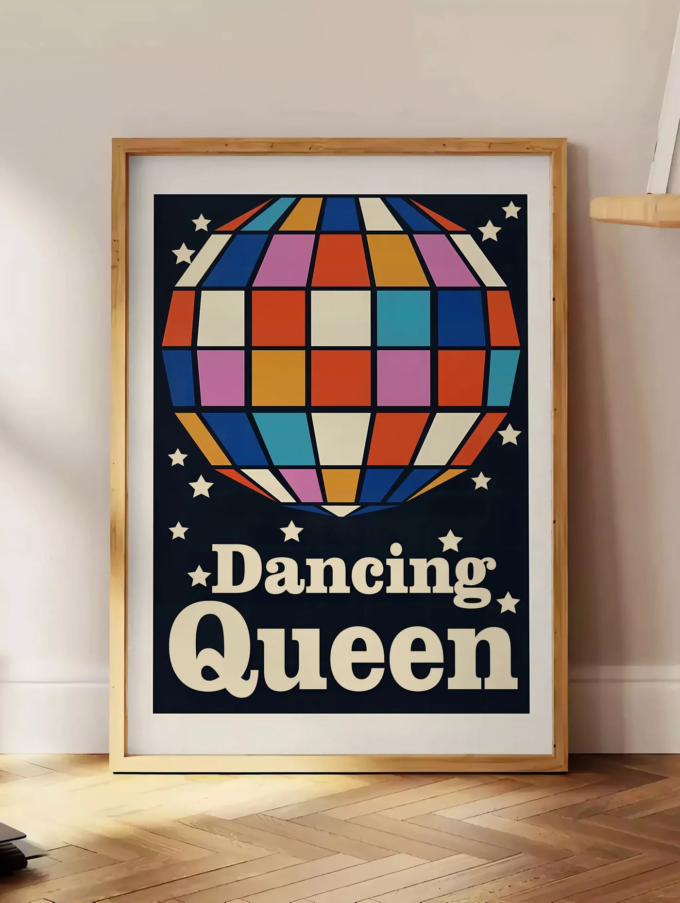 Affiche Vintage Disco Dancing Queen — mise en situation dans un intérieur lumineux