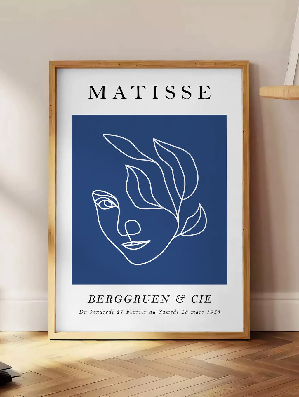 Affiche Visage au Trait Bleu Ligne Continue — Henri Matisse — mise en situation dans un intérieur lumineux