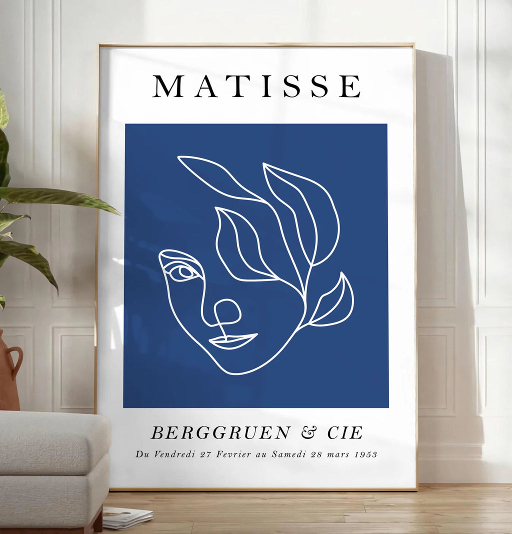 Affiche Visage au Trait Bleu Ligne Continue — Henri Matisse — mise en situation dans un salon contemporain