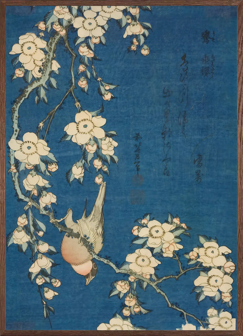 Cadre chene clair entourant l'affiche Hokusai bouvreuil et cerisier