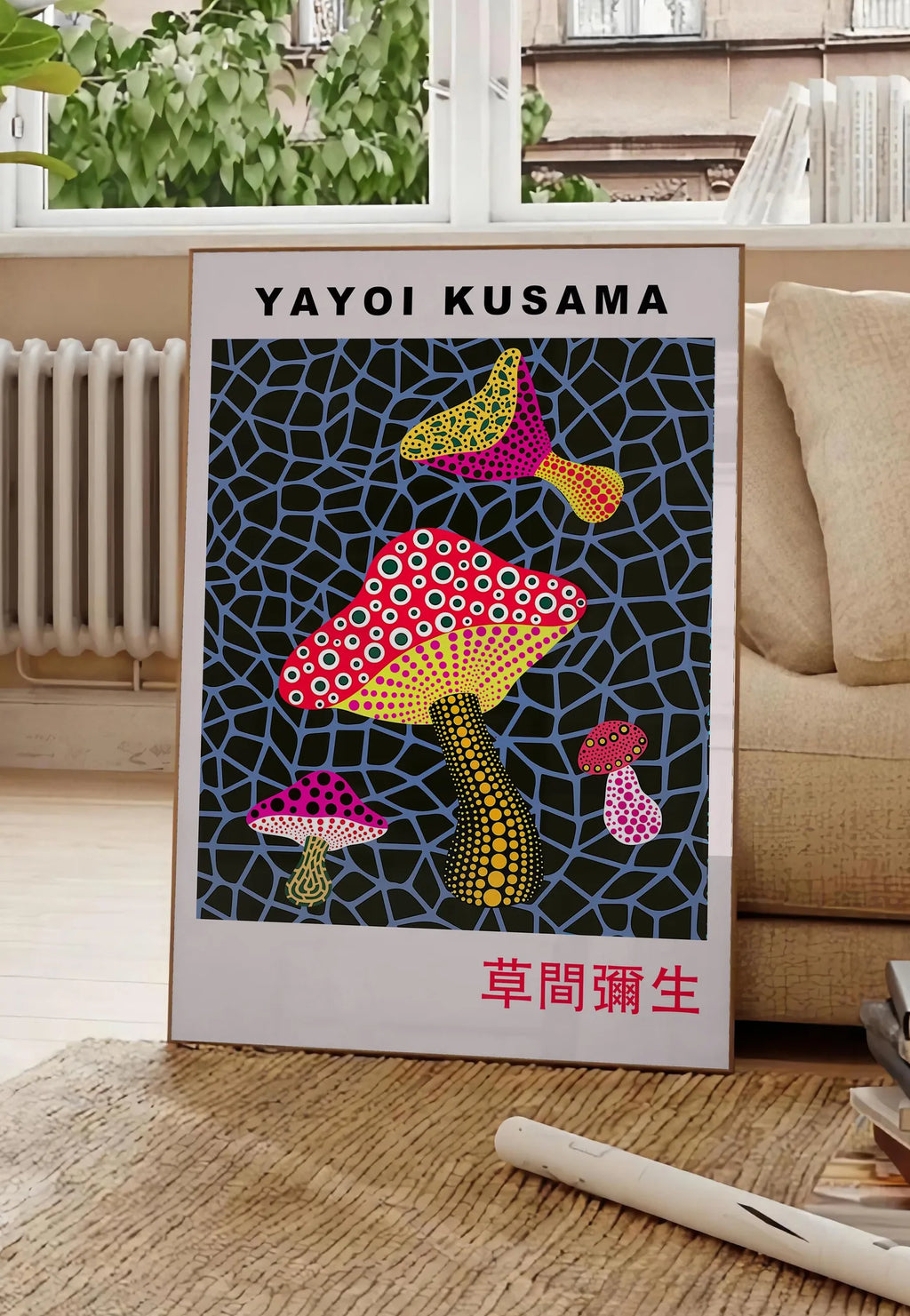 Poster affiche champignons a pois de Kusama art japonais, posee au sol dans un salon parisien, devant une grande fenetre donnant sur un immeuble haussmannien, entre un ficus et un canape creme