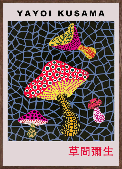 Cadre chene clair entourant l'affiche champignons rouge de Kusama