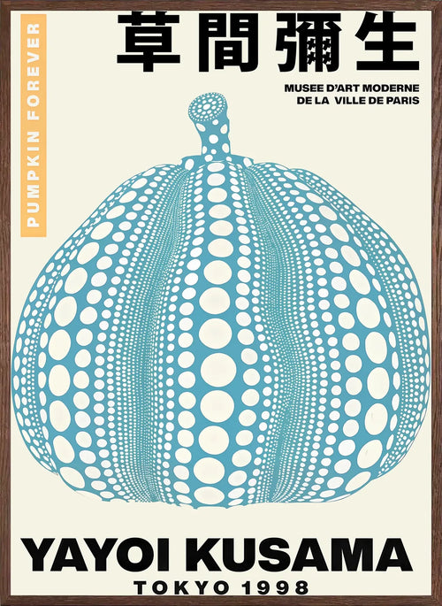 Cadre chene clair entourant l'affiche Kusama citrouille bleue