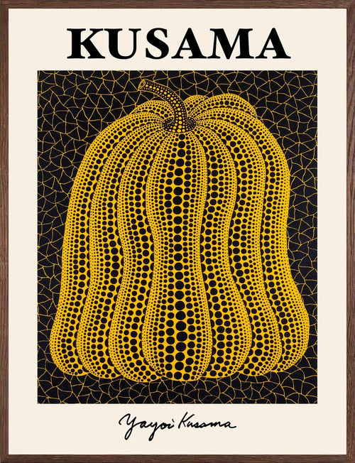 Cadre chene clair entourant l'affiche Kusama citrouille jaune