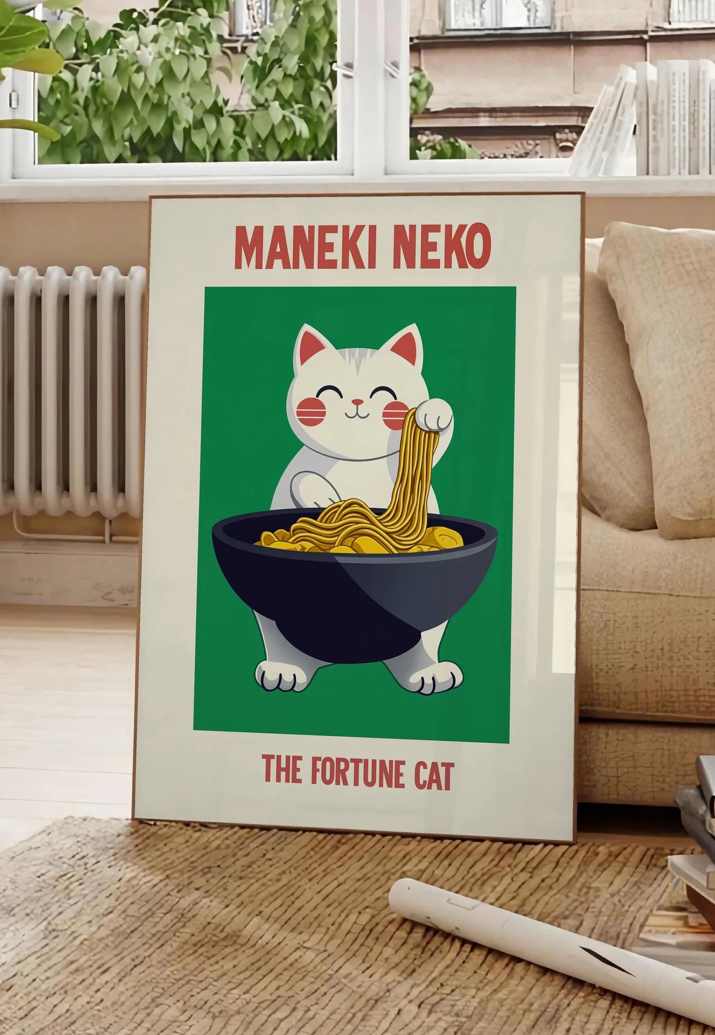 Poster affiche Maneki Neko chat porte-bonheur tirant un fil de ramen d'un grand bol noir, posee au sol dans un salon parisien, devant une grande fenetre donnant sur un immeuble haussmannien, entre un ficus et un canape creme