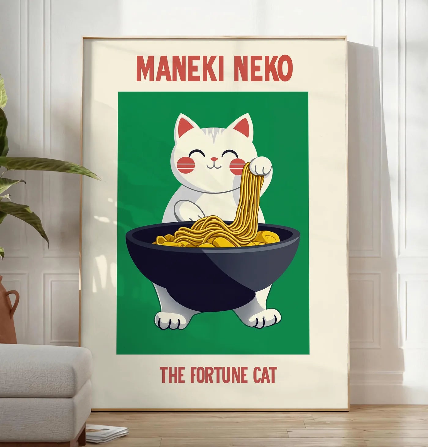 Reproduction affiche Maneki Neko chat porte-bonheur tirant un fil de ramen d'un grand bol noir, posee au sol dans un salon minimaliste clair, a cote d'un canape beige et d'une plante verte, sur un parquet clair