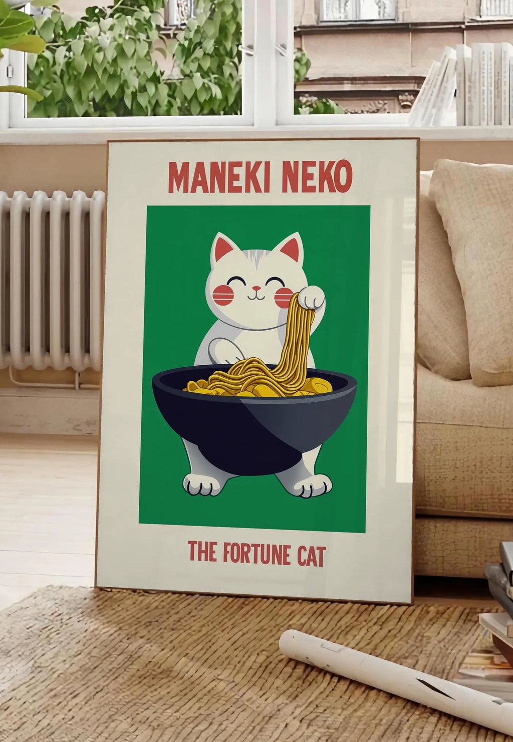 Poster affiche Maneki Neko chat porte-bonheur attrapant des ramen au-dessus d'un bol noir, posee au sol dans un salon parisien, devant une grande fenetre donnant sur un immeuble haussmannien, entre un ficus et un canape creme