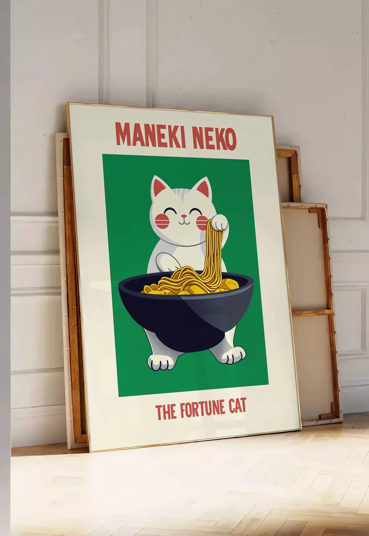 Tirage encadrable affiche Maneki Neko chat porte-bonheur attrapant des ramen au-dessus d'un bol noir, posee au sol dans une entree lumineuse, contre un mur a panneaux blancs, a cote de chassis en bois empiles