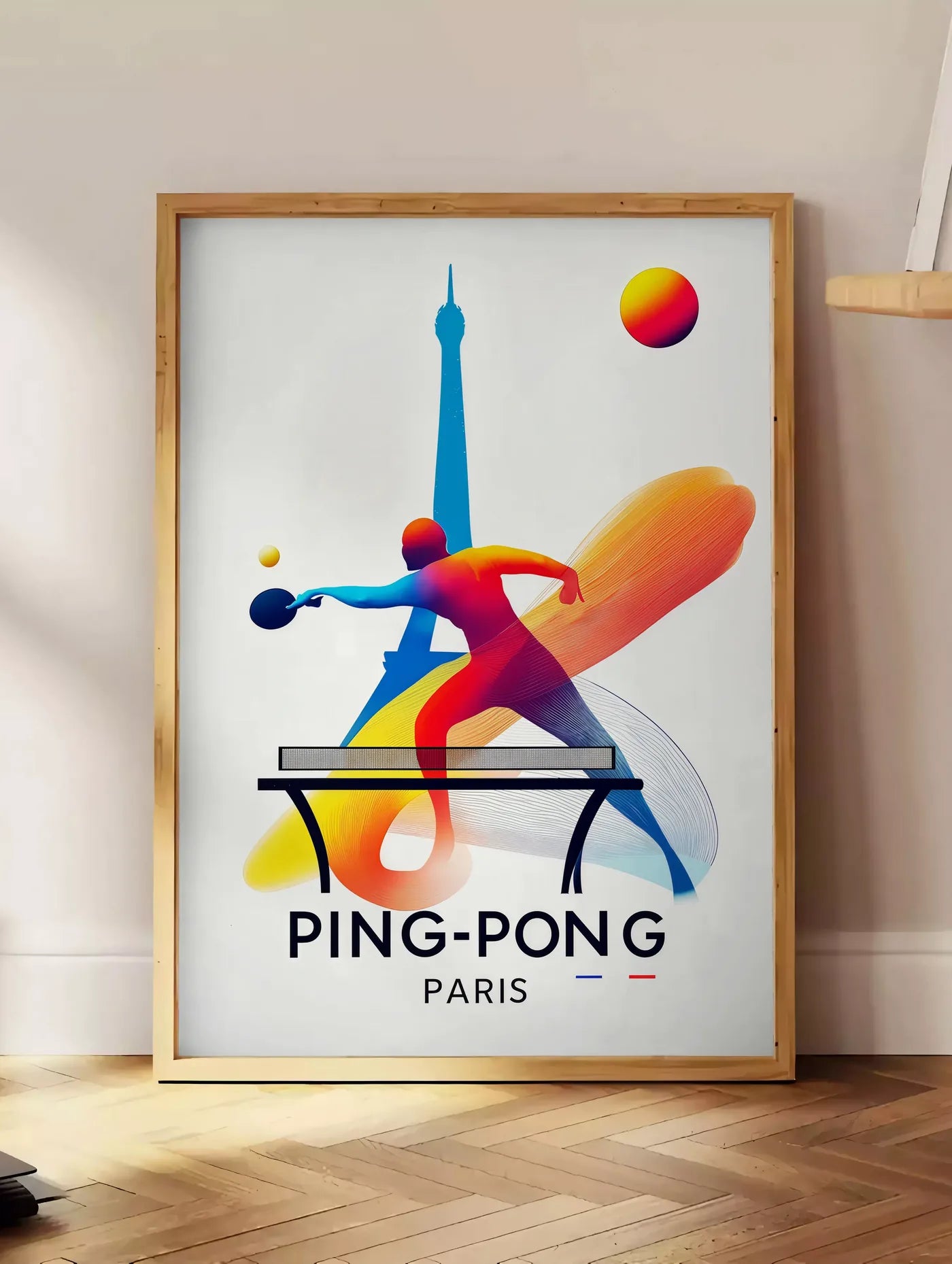 Estampe joueur de ping-pong dynamique a la raquette, posee au sol dans un coin salon, sur un parquet a chevrons, pres d'une table d'appoint en chene chargee de livres