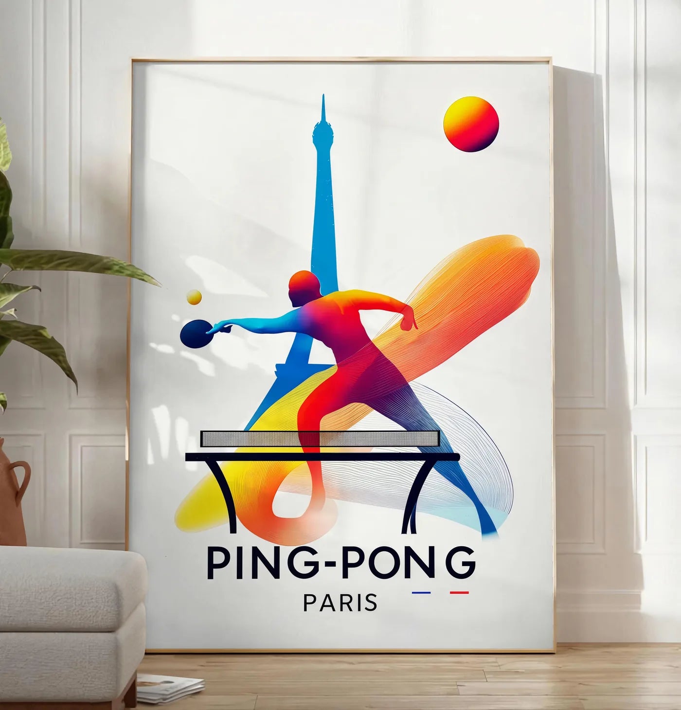 Reproduction joueur de ping-pong dynamique a la raquette, posee au sol dans un salon minimaliste clair, a cote d'un canape beige et d'une plante verte, sur un parquet clair