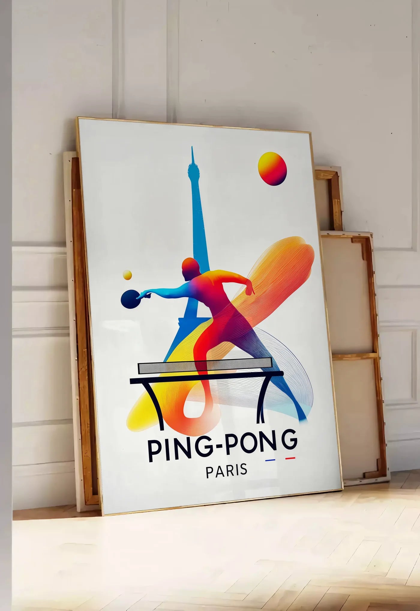 Tirage encadrable joueur de ping-pong dynamique a la raquette, posee au sol dans une entree lumineuse, contre un mur a panneaux blancs, a cote de chassis en bois empiles