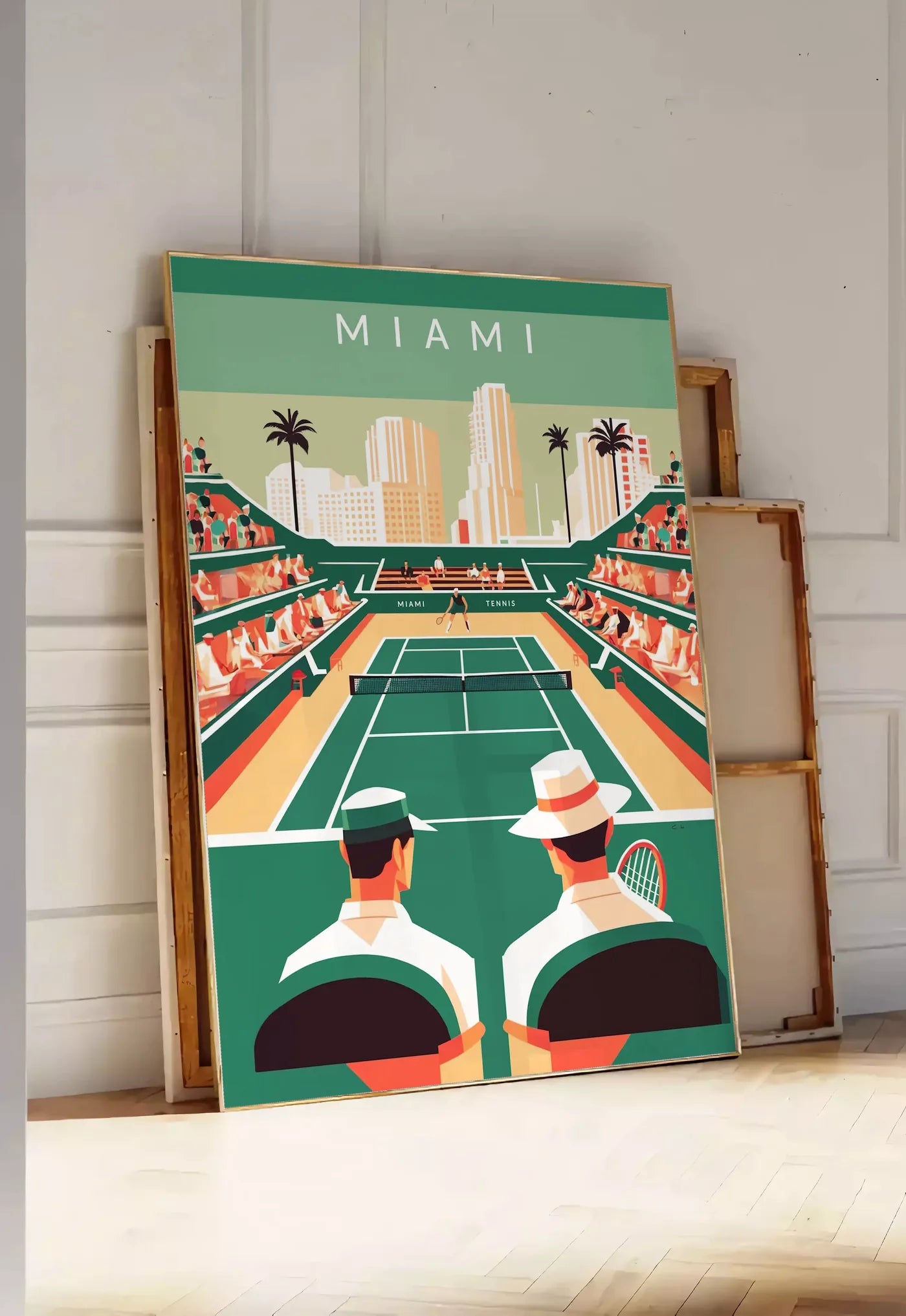 Tirage encadrable court de tennis vert et spectateurs, posee au sol dans une entree lumineuse, contre un mur a panneaux blancs, a cote de chassis en bois empiles