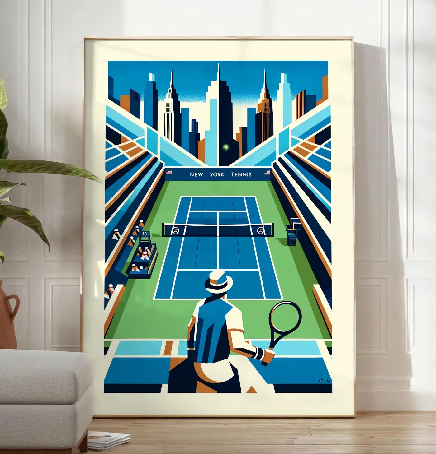 Reproduction court de tennis bleu et joueur de dos, posee au sol dans un salon minimaliste clair, a cote d'un canape beige et d'une plante verte, sur un parquet clair