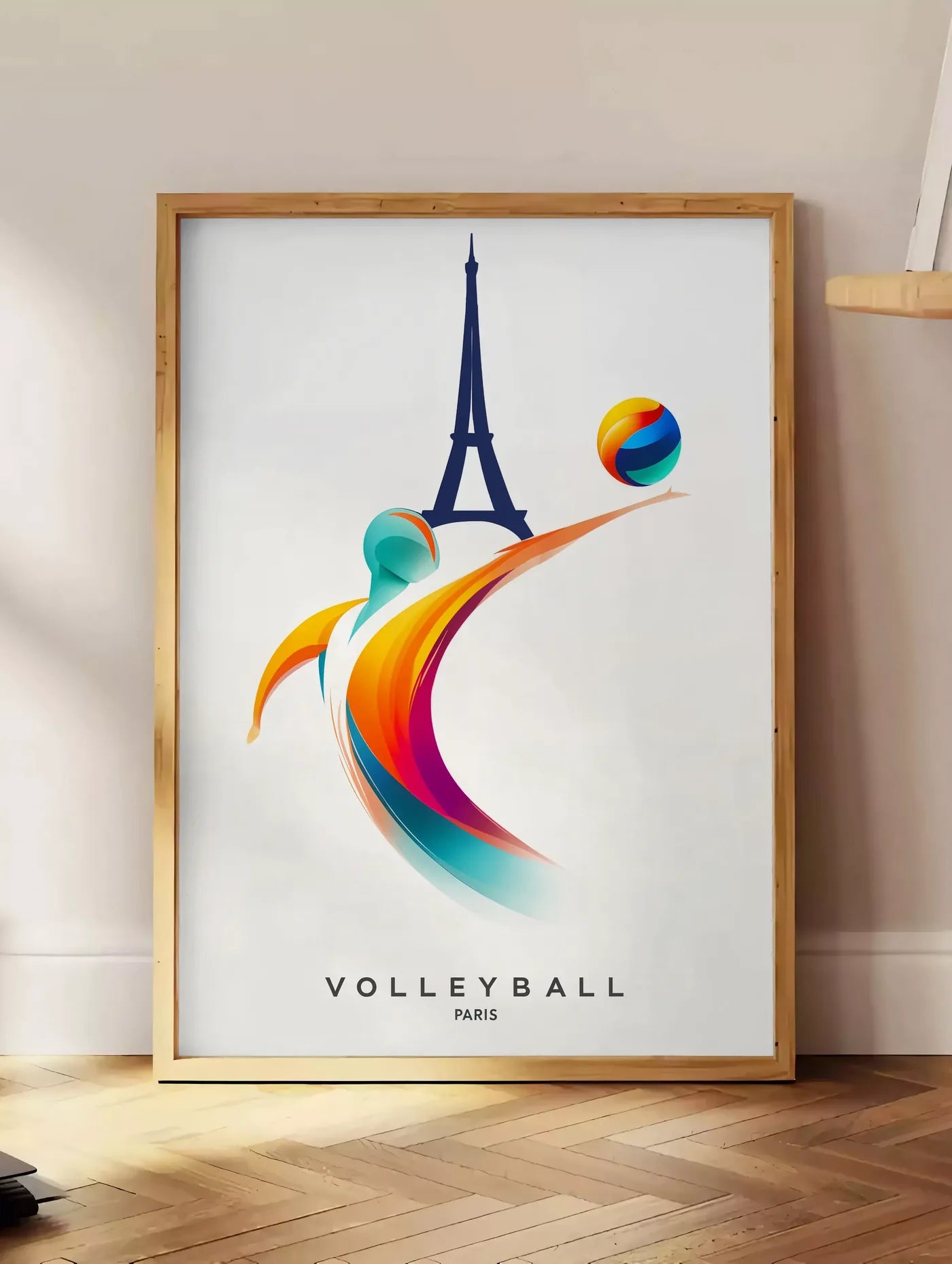 Estampe affiche volleyball Paris, posee au sol dans un coin salon, sur un parquet a chevrons, pres d'une table d'appoint en chene chargee de livres