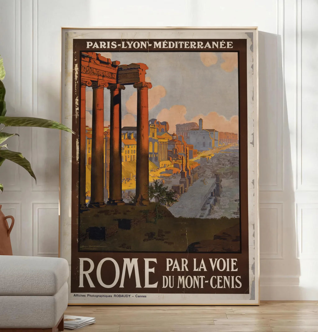 Reproduction affiche Rome vintage PLM, posee au sol dans un salon minimaliste clair, a cote d'un canape beige et d'une plante verte, sur un parquet clair